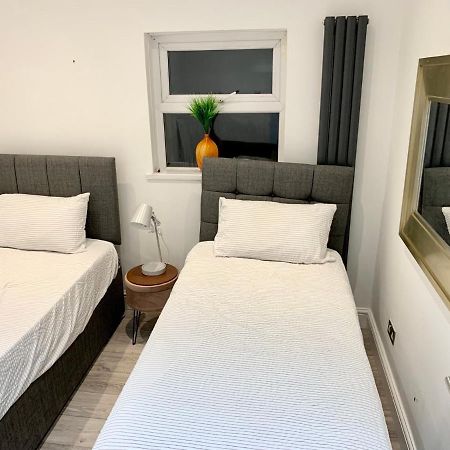 Modern 2 Bedroom Apartment With Private Garden Near Canary Wharf 伦敦 外观 照片