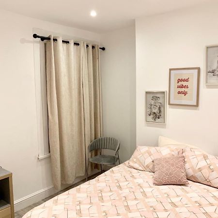 Modern 2 Bedroom Apartment With Private Garden Near Canary Wharf 伦敦 外观 照片
