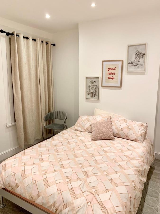 Modern 2 Bedroom Apartment With Private Garden Near Canary Wharf 伦敦 外观 照片